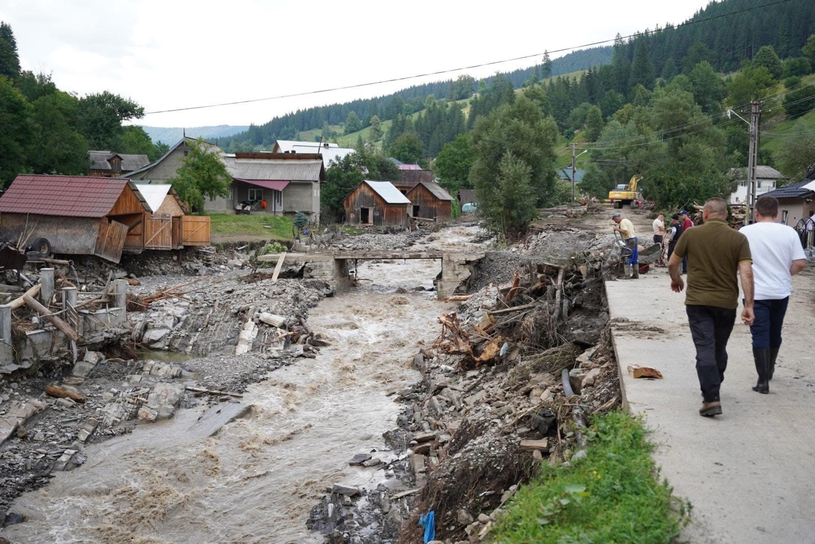 Hidroelectrica, Romsilva şi Apele Române vor interveni pentru curăţarea Lacului Izvorul Muntelui