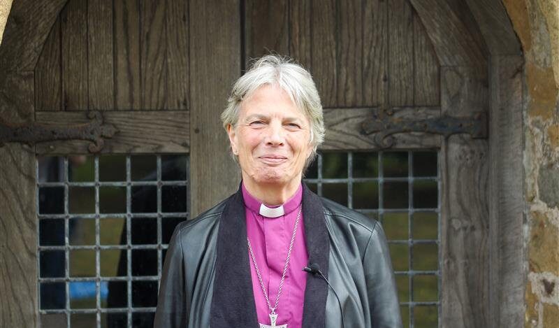 Prima femeie și cleric LGBTQ+, aleasă arhiepiscop în Marea Britanie