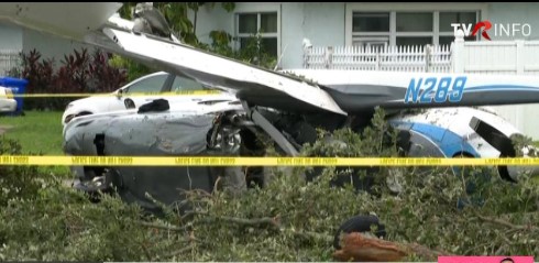 Un avion de mici dimensiuni s-a prăbușit pe peluza unei case din Florida