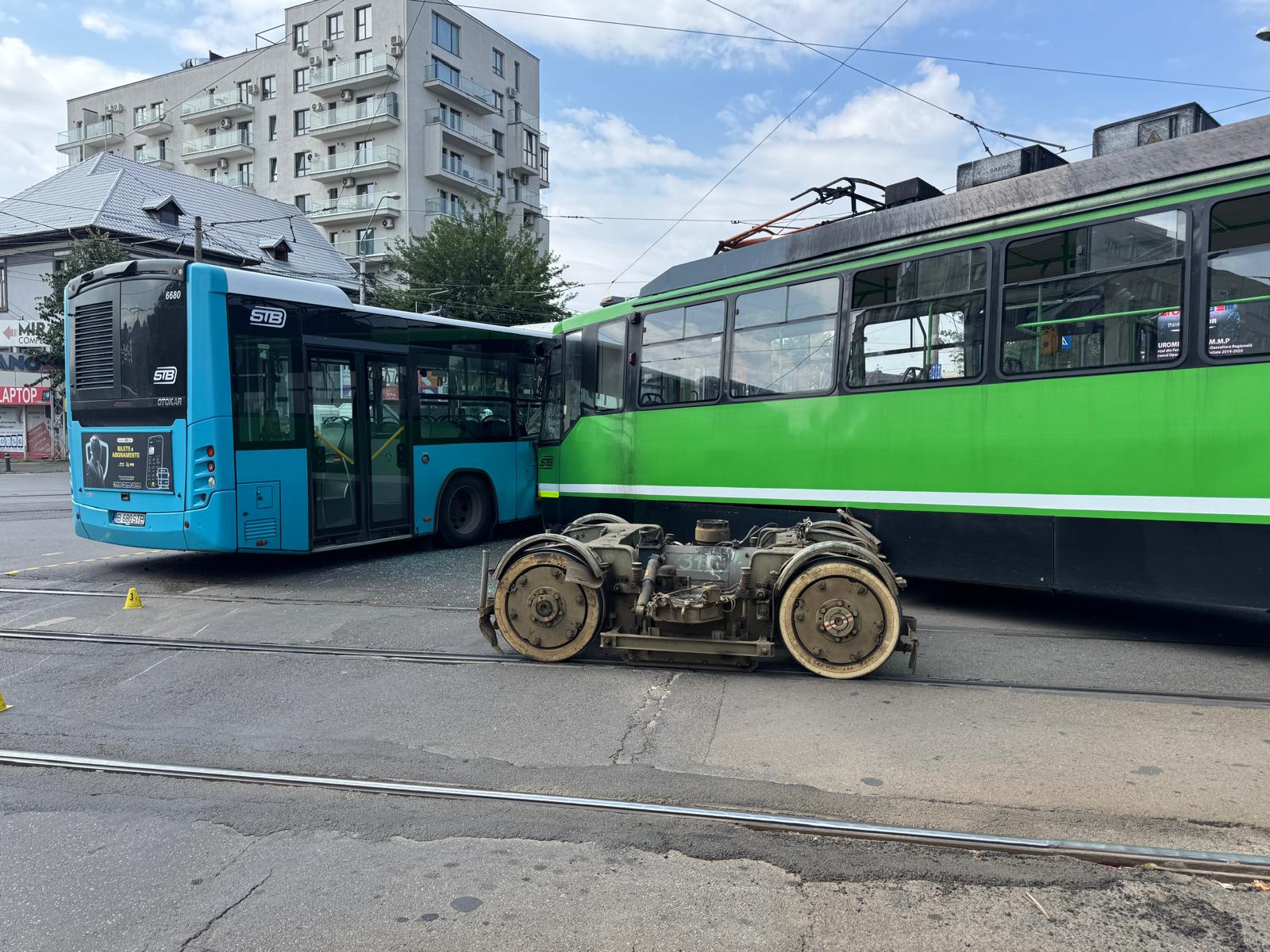 Accident între un autobuz şi un tramvai, în Capitală. 11 persoane asistate medical, șase trimise la spital