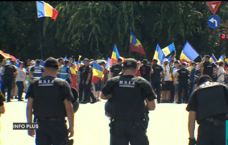 Incidente în Piața Victoriei din Capitală, protestatarii au forțat barajul de ordine publică. Patru jandarmi au fost agresați