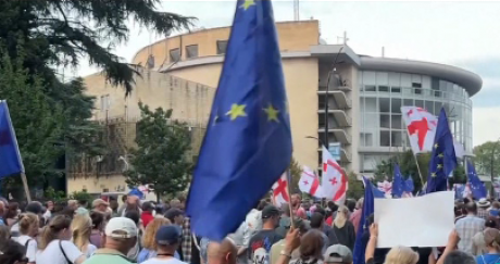 Marş prodemocraţie în Tbilisi. Demonstranţii susţin că alegerile parlamentare de anul trecut nu au fost libere şi corecte