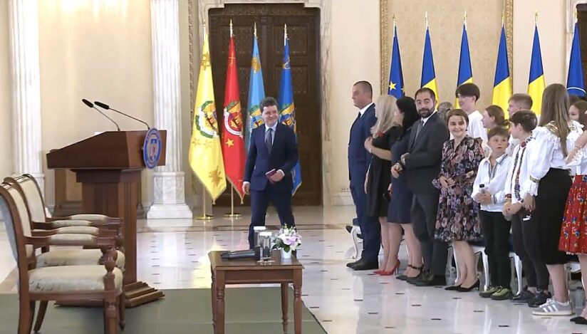 Nicuşor Dan, în fața unor copii din diaspora, despre ”lucrul cel mai greu şi cel mai frumos” ca preşedinte