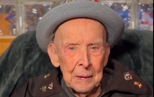 Veteran al celui de-al Doilea Război Mondial și vedetă TikTok, „Papa” Jake Larson, a murit la vârsta de 102 ani