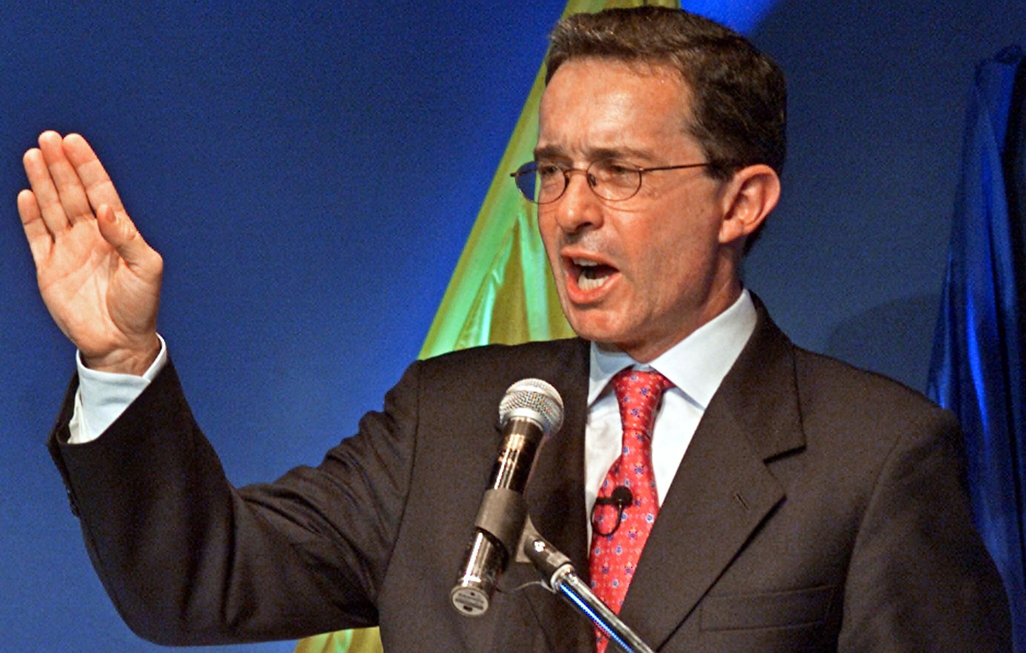 Fostul preşedinte columbian Alvaro Uribe, condamnat la 12 ani de arest la domiciliu