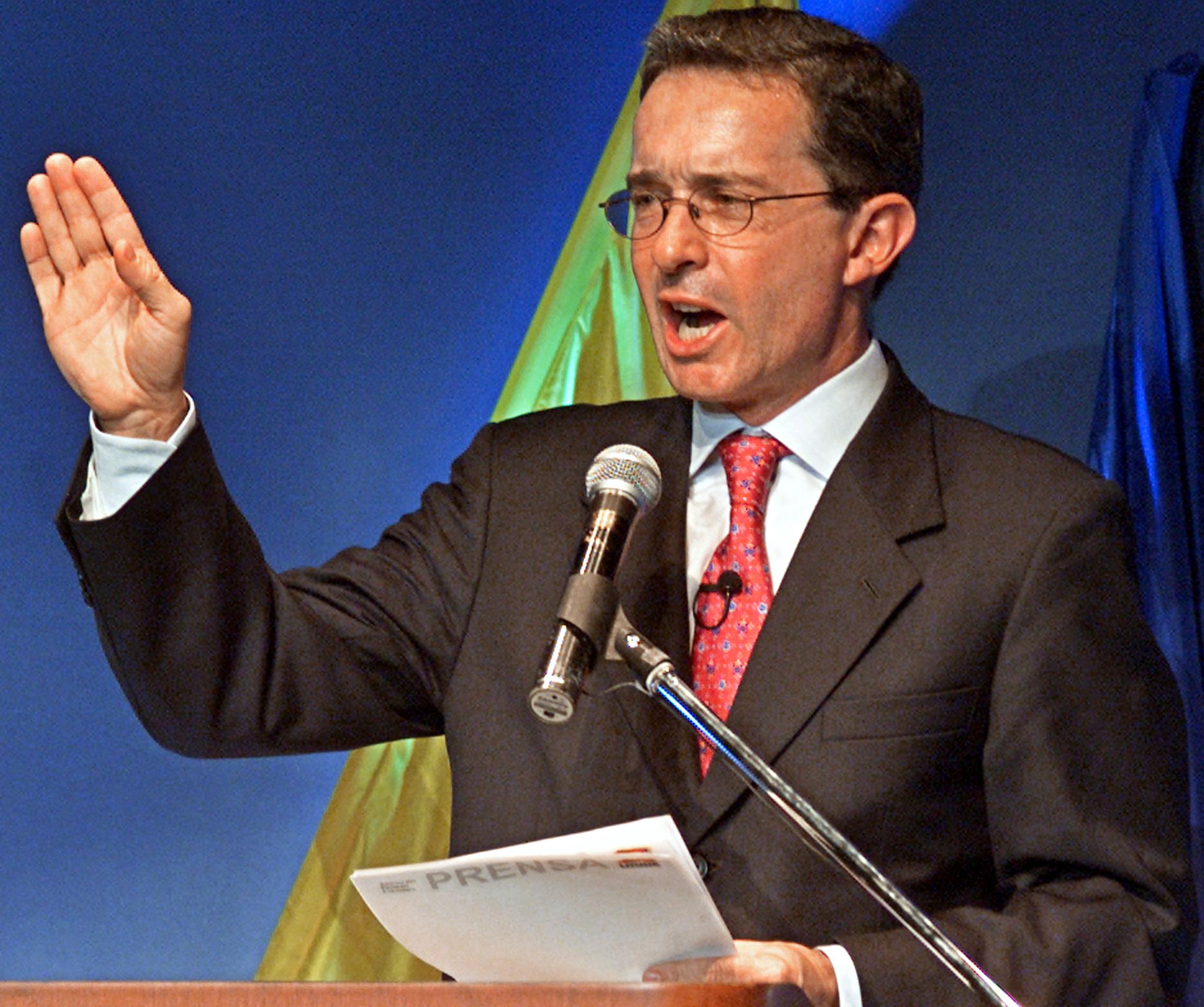 O instanţă îl declară pe fostul preşedinte columbian Alvaro Uribe vinovat de dare de mită şi abuz de justiţie