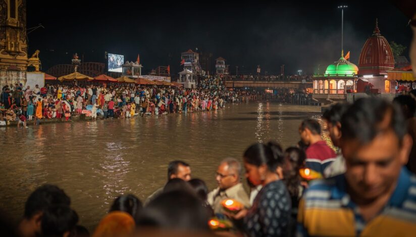 Cel puţin şase persoane au murit într-o busculadă produsă în timpul unui pelerinaj religios, la un templu hindus din India