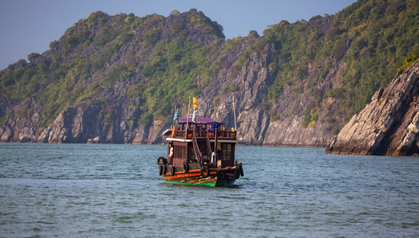 Zeci de persoane au murit după ce o ambarcațiune turistică s-a răsturnat în Vietnam
