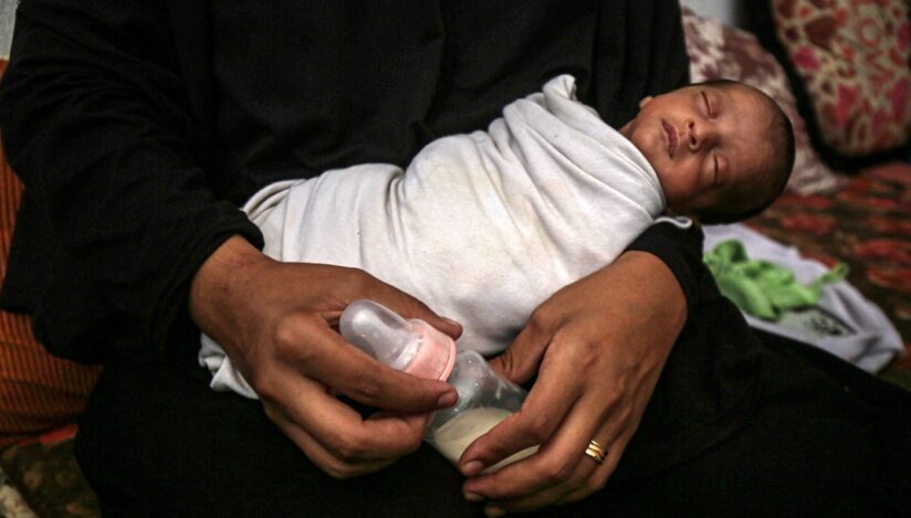 Medicii din Fâșia Gaza avertizează că bebelușii riscă să moară din cauza lipsei de lapte praf. ”Este catastrofal. Sunt piele și os”