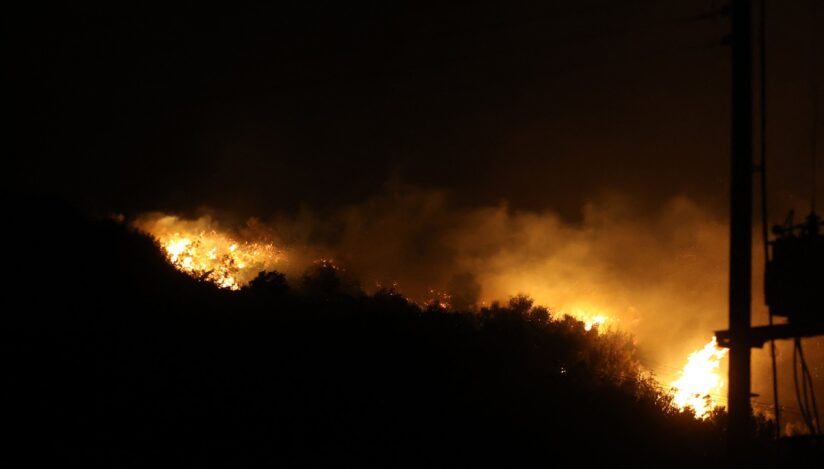 Incendii de vegetație puternice în mai multe regiuni din Grecia. Turiștii și rezidenții din Creta, evacuați