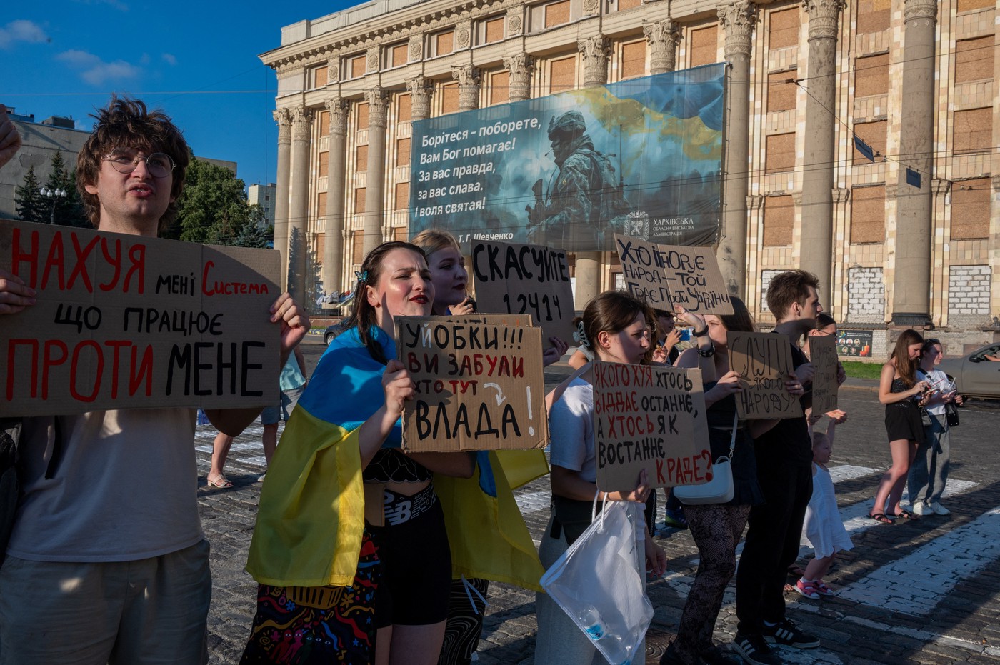 Parlamentul ucrainean a votat restabilirea independenței în cazul instituțiilor anticorupție. Demersul, salutat de comisarul european pentru extindere