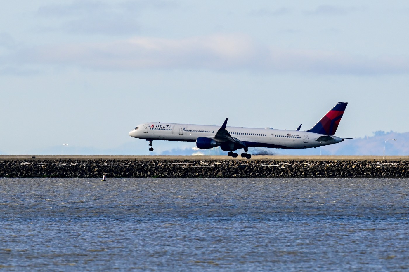 25 de răniți la bordul unui avion Delta Airlines plecat din SUA către Amsterdam