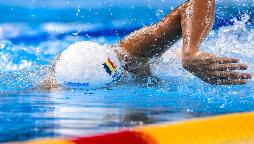 David Popovici s-a calificat în semifinalele probei de 200 m liber cu cel mai bun timp, la Mondiale. Finala, ora 14, TVR Sport