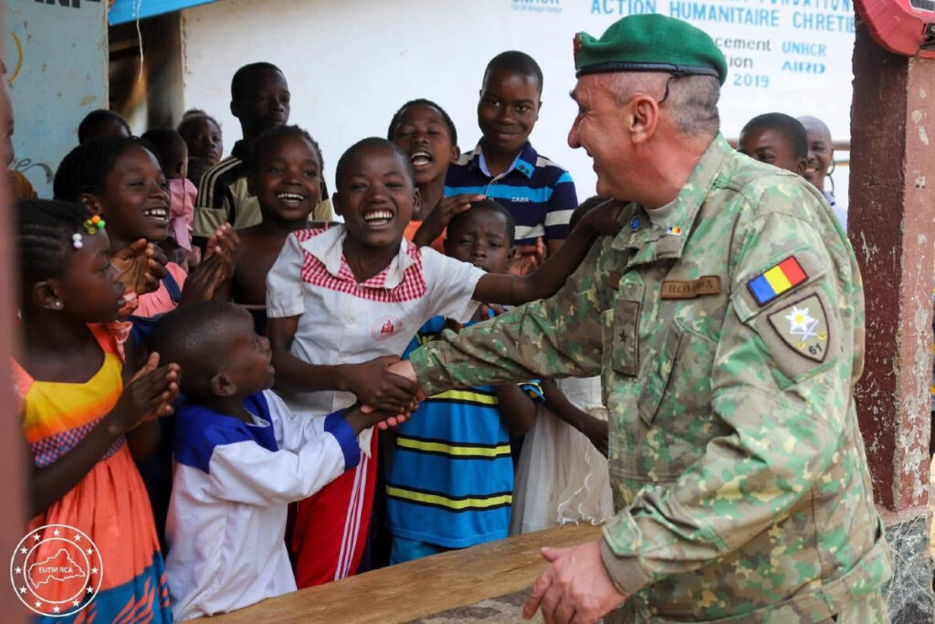 Militarii români, alături de copiii de la orfelinatul Malimaka, din Republica Centrafricană