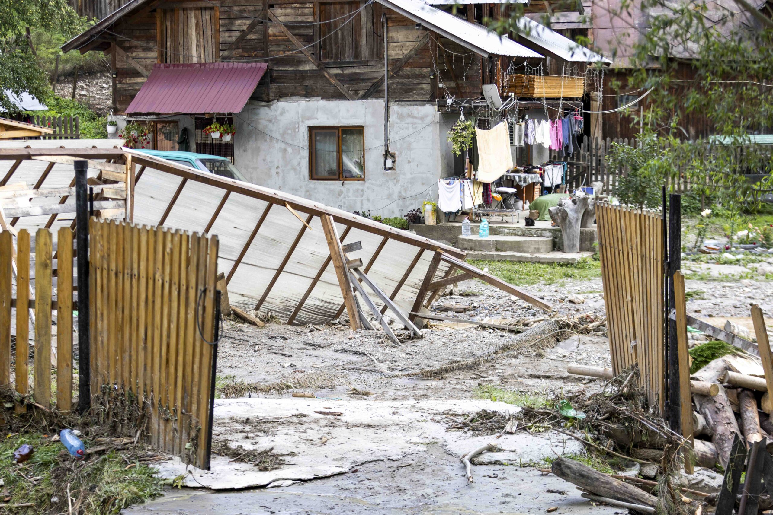 Guvernul a stabilit regulile de despăgubire pentru persoanele afectate de inundaţiile din Suceava şi Neamţ
