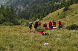 Doliu pentru tinerii care au murit după ce au căzut cu mașina într-o râpă din Munții Făgăraș. Singurul supraviețuitor e în spital
