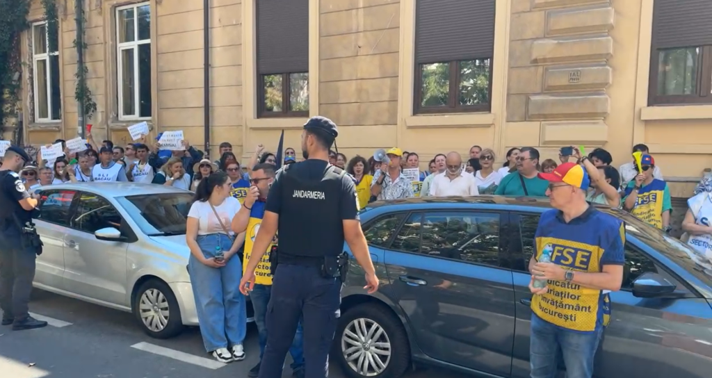Sindicaliştii pichetează pentru a treia zi sediul Ministerului Educaţiei. Ei acuză Guvernul că provoacă ”o criză fără precedent” în învăţământ