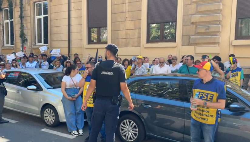 Sindicaliştii pichetează pentru a treia zi sediul Ministerului Educaţiei. Ei acuză Guvernul că provoacă ”o criză fără precedent” în învăţământ