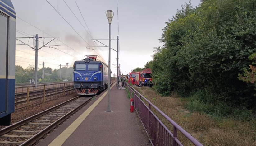 Incendiu la o locomotivă care tracta 15 vagoane cu pasageri, în Gara Palas din Constanța. Nu există victime