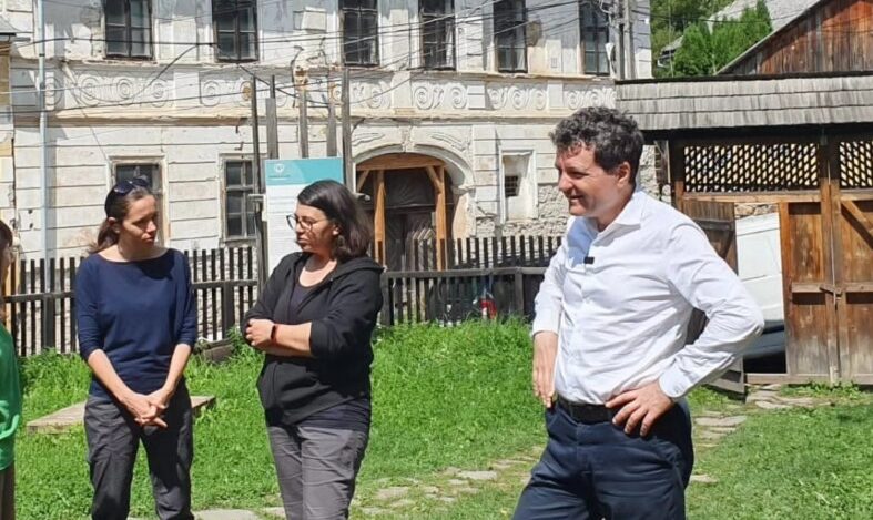 Nicuşor Dan, vizită-surpriză, cu familia, la Roşia Montană