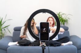 Rețelele sociale și copiii | Psihologi: „Nu e un loc în care să fie lăsaţi singuri”. „Nu putem să-i izolăm de această realitate”