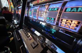 Alcoolul, fumatul, jocurile de noroc și drogurile, cele mai mari tentații pentru adolescenți. Ce spun specialiștii