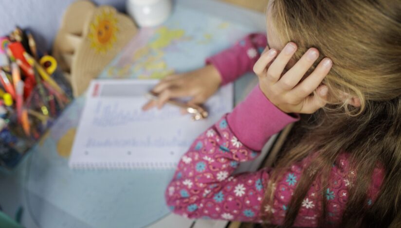 Elevii români petrec de aproape două ori mai mult timp cu temele decât elevii din țările nordice. Medic neuropsihiatru: „Se poate învăța enorm prin joacă”