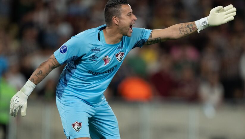 Portarul brazilian Fabio a devenit jucătorul cu cele mai multe meciuri oficiale disputate în fotbalul profesionist