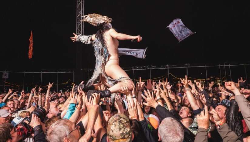 Cântărețele unei trupe norvegiene s-au dezbrăcat complet pe scena unui festival rock de la Râșnov