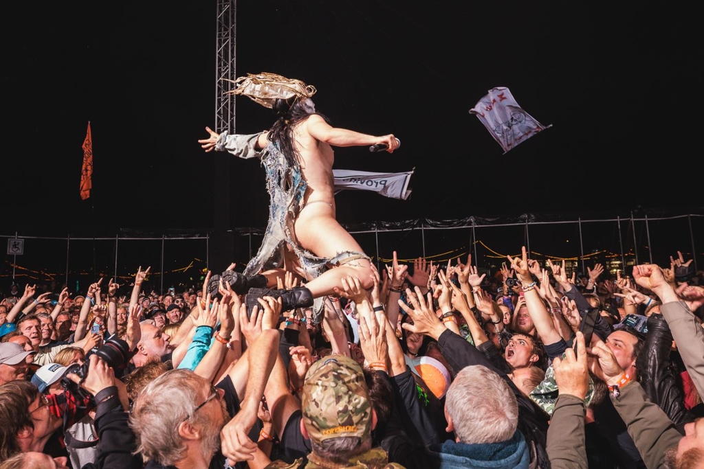 Cântărețele unei trupe norvegiene s-au dezbrăcat complet pe scena unui festival rock de la Râșnov
