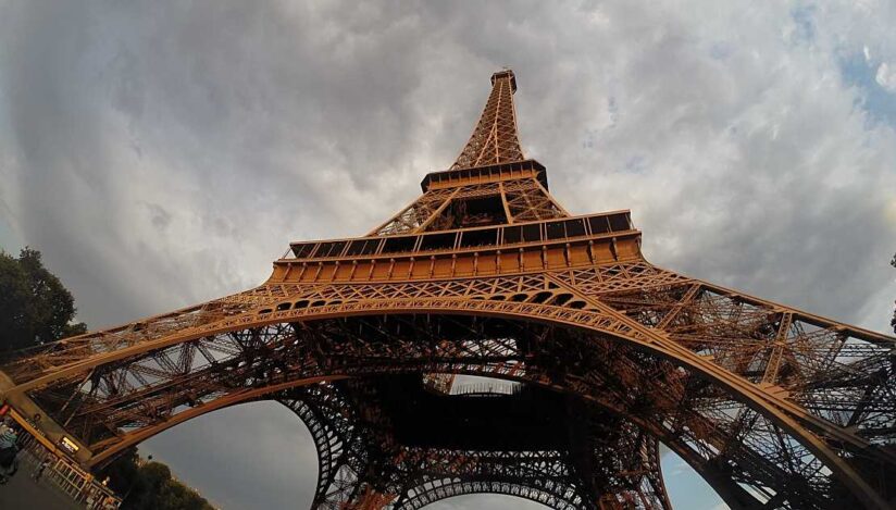 Trei persoane arestate pentru escaladarea Turnului Eiffel pentru a se arunca cu paraşuta