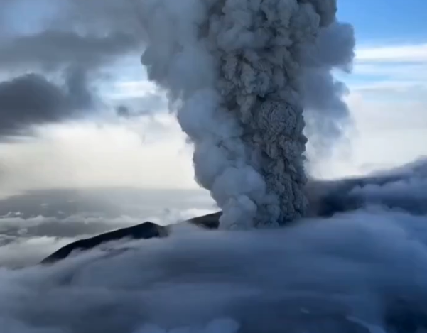 Urmările cutremurului din largul Peninsulei Kamceatka. Un vulcan din Rusia a erupt pentru prima dată, după o pauză de sute de ani