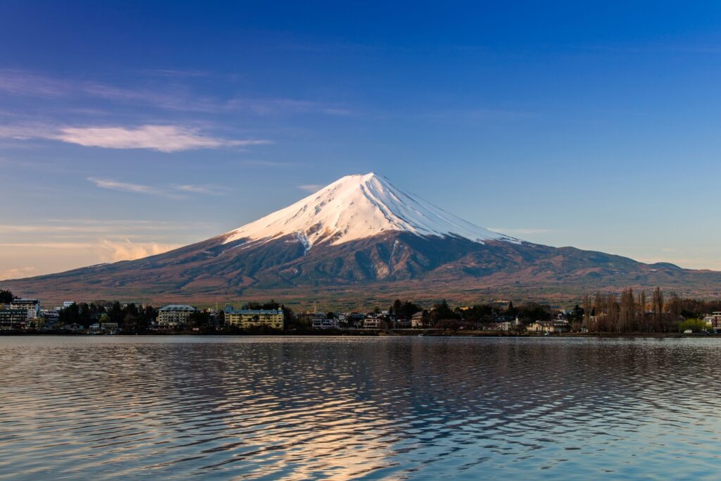 11 decembrie, Ziua internaţională a munţilor. Gheţarii, surse vitale pentru ecosisteme și comunități, dețin aproximativ 70% din apa dulce a lumii