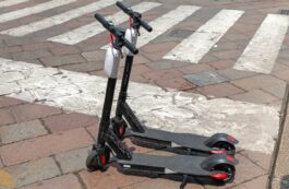 Polița RCA devine obligatorie pentru trotinetele și bicicletele electrice, după ce legea a fost promulgată de Nicușor Dan