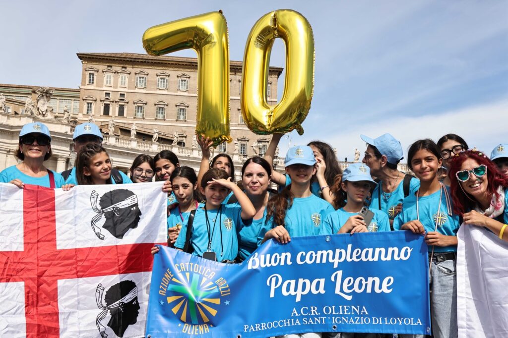 Papa Leon critică salariile uriașe ale directorilor generali și spune că ar susține Peru într-un meci de fotbal cu SUA, în primul interviu ca lider catolic