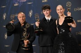 Strălucire la gala premiilor Emmy 2025: „The Pitt” câștigă trofeul pentru cea mai bună serie dramatică, iar „The Studio” a dominat cu 13 distincții