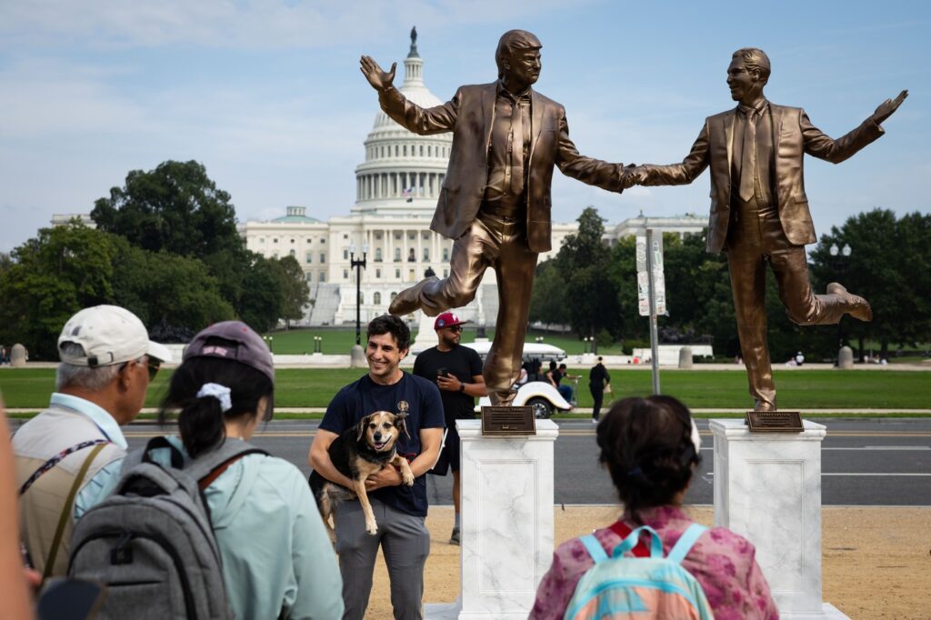„Cei mai buni prieteni din lume”. O statuie misterioasă apărută în Washington, DC, celebrează „legătura de durată” dintre Trump și Epstein