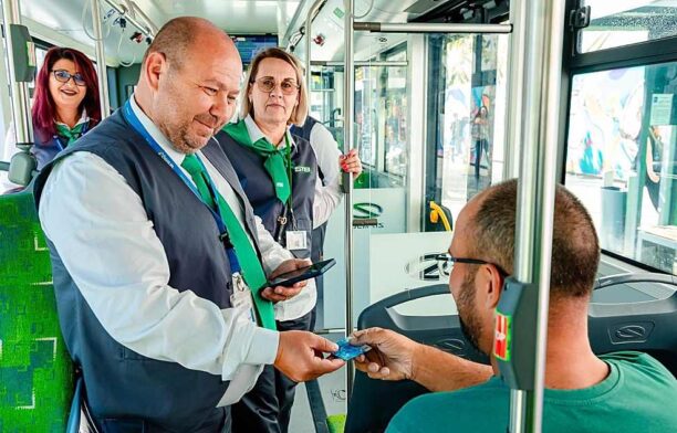 Uniforme noi pentru controlori. foto: Facebook, Stelian Budjuveanu