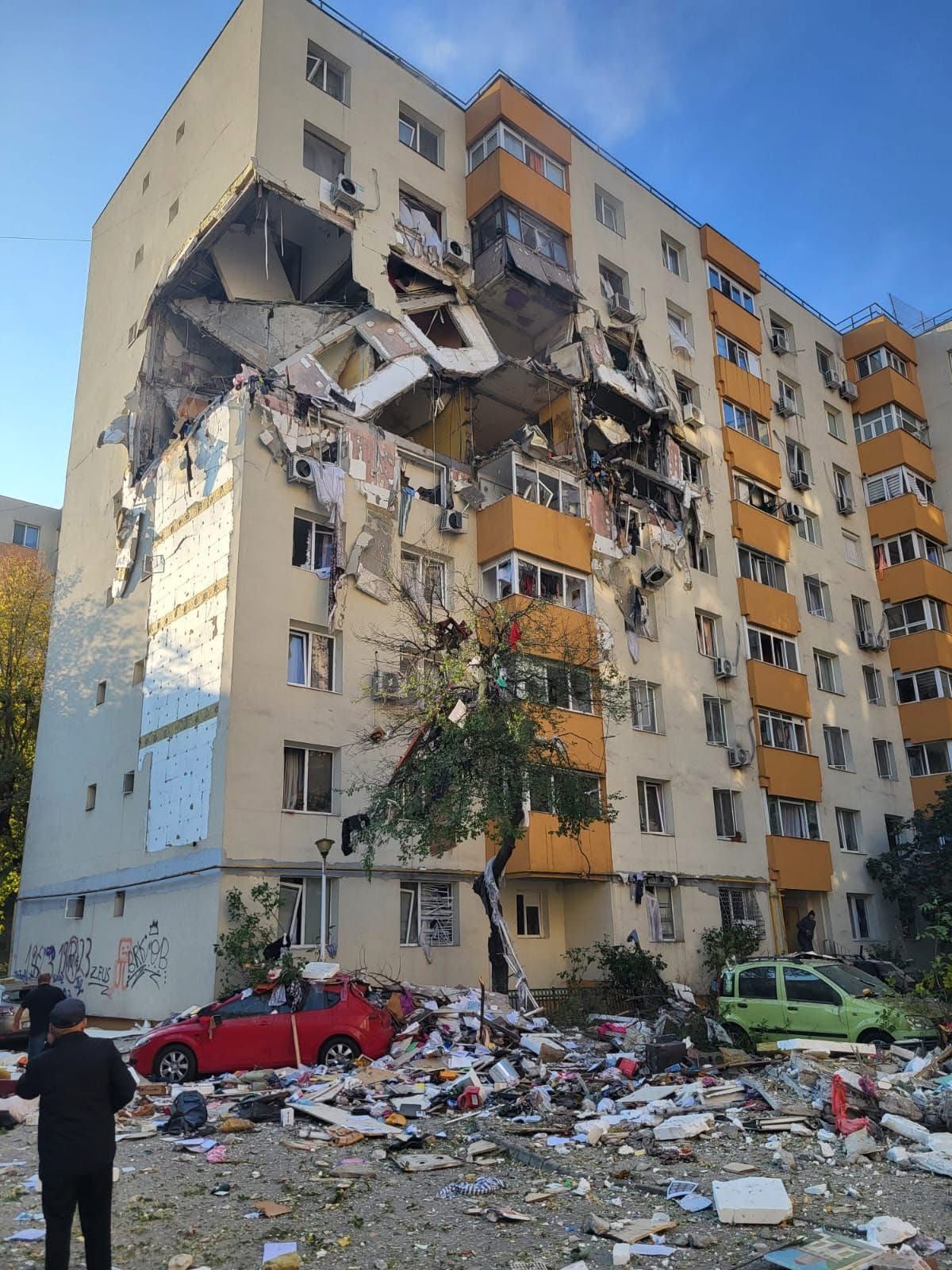 Explozie puternică într-un bloc din București. Două etaje afectate, a fost activat planul roșu. Imagini de la fața locului