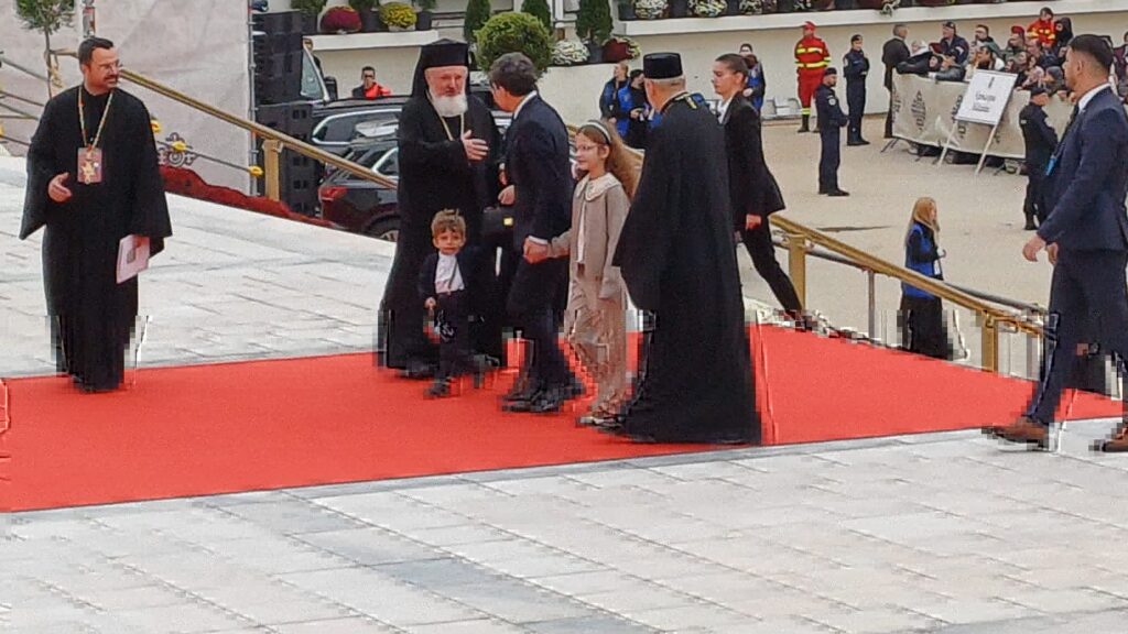 Băiețelul președintelui Nicușor Dan a făcut din nou deliciul audienței, de data aceasta la sfințirea Catedralei Naționale