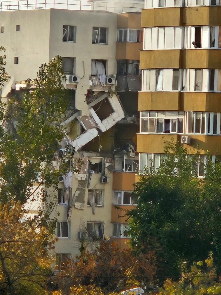 Imagini șocante. Explozie puternică într-un bloc din București, 2 persoane au decedat, 9 răniți au fost transportați la spitale. Două etaje afectate, a fost activat planul roșu