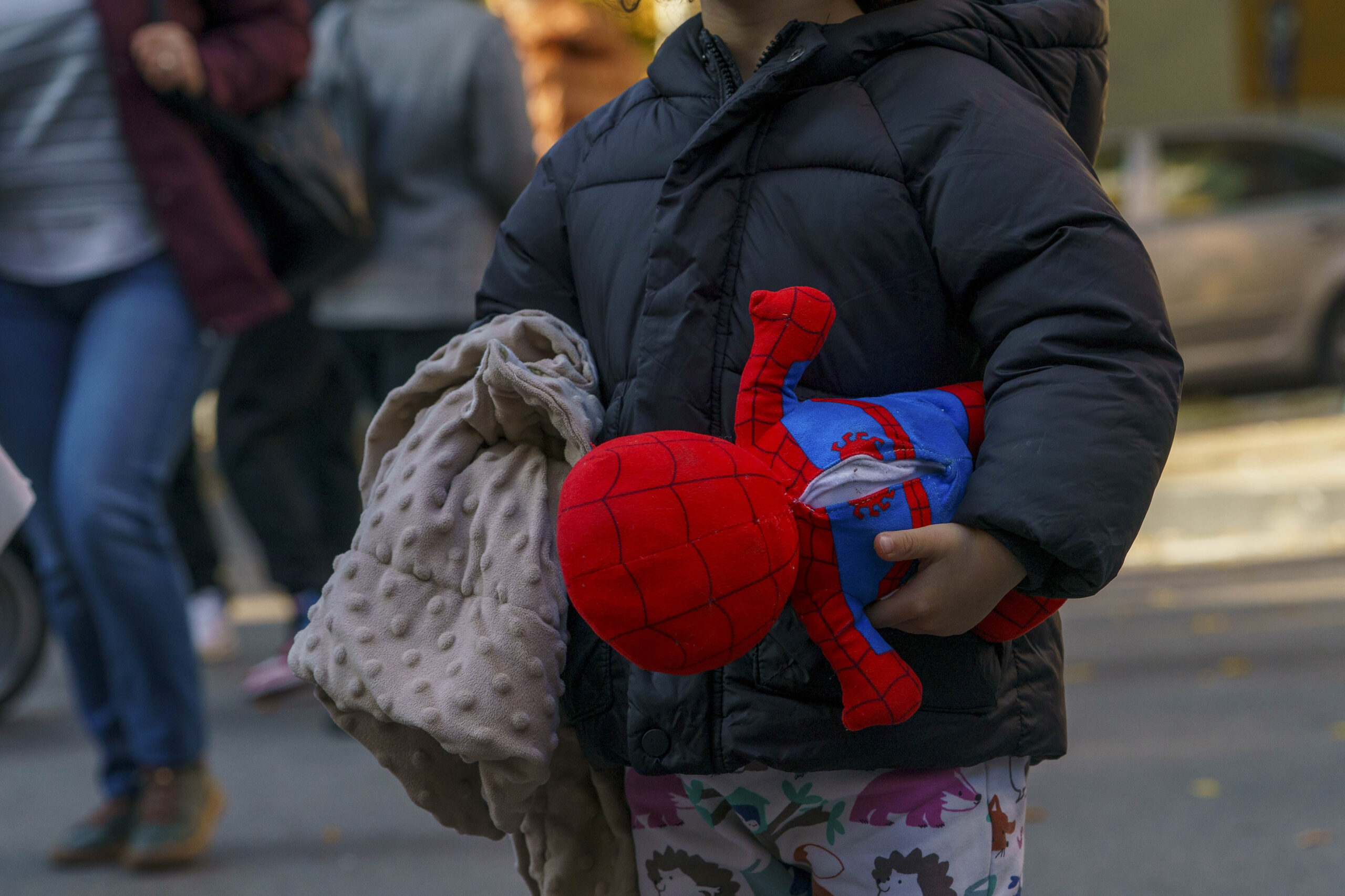 Unde pot fi donate haine, mâncare neperisabilă şi jucării pentru familiile afectate de explozia din Calea Rahovei din Bucureşti