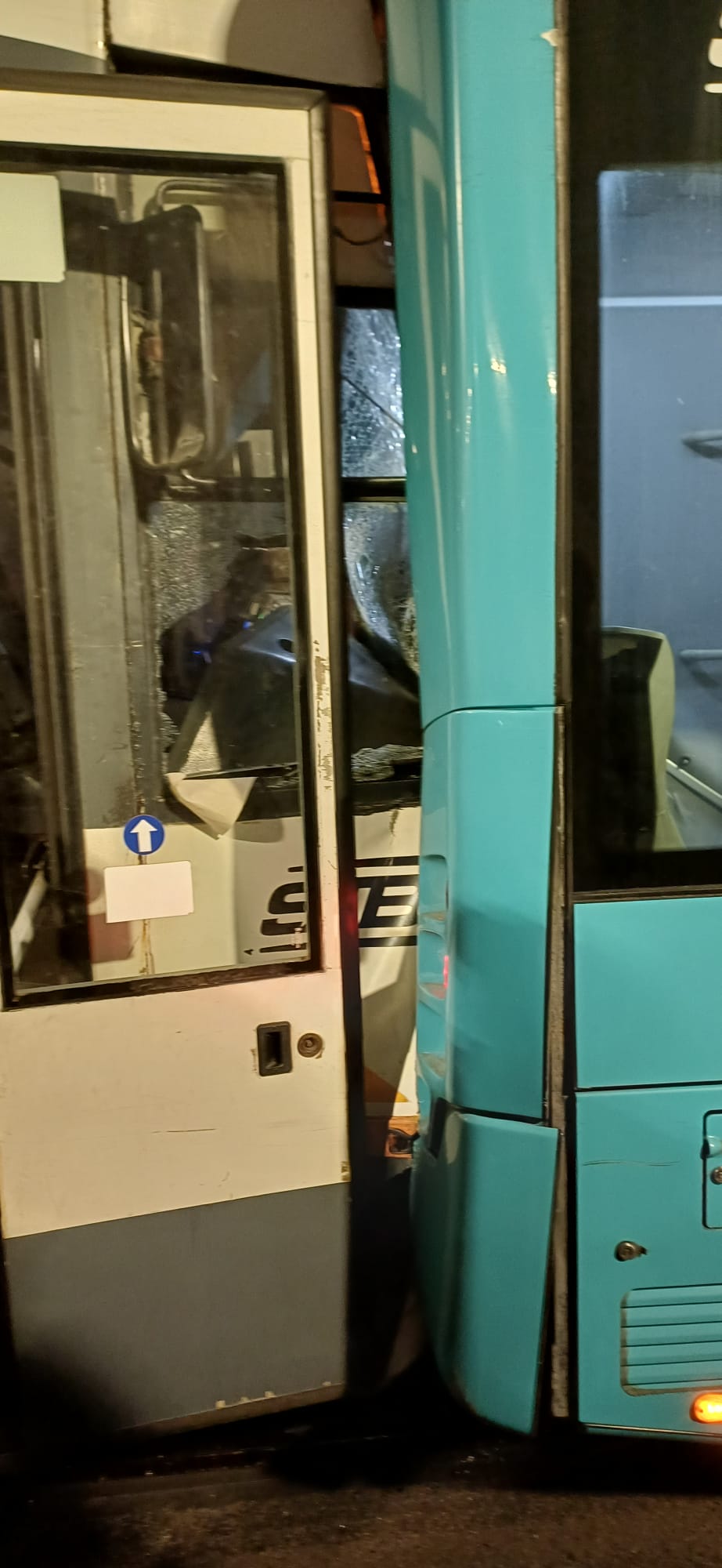 Accident între un tramvai și un autobuz în Pasajul Victoriei. Cinci persoane au ajuns la spital