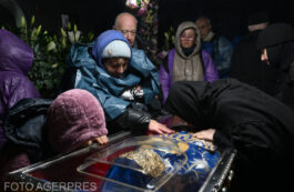 15 ore de aşteptare, în ultima noapte de pelerinaj la Sfânta Parascheva. Peste 200.000 de credincioşi s-au închinat la raclă