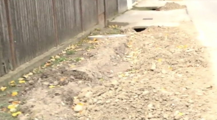 Piste de biciclete peste şanţurile pluviale, într-o comună din Prahova. Localnicii se tem că le vor fi inundate curţile şi casele