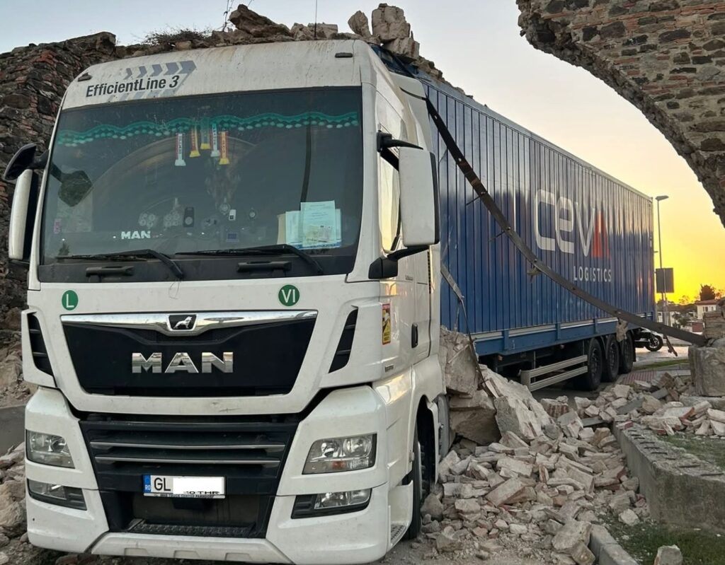 Un camion înmatriculat în România a distrus un apeduct din Spania, construit în secolul al VIII-lea