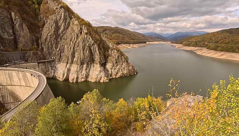 Deversare controlată a apei din lacul de acumulare Vidraru
