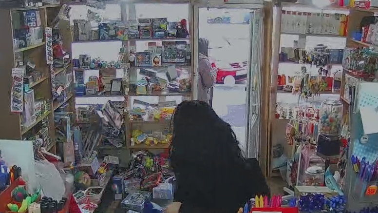 Momentul exploziei din blocul de pe Calea Rahovei, surprins de camera video dintr-un magazin din apropiere