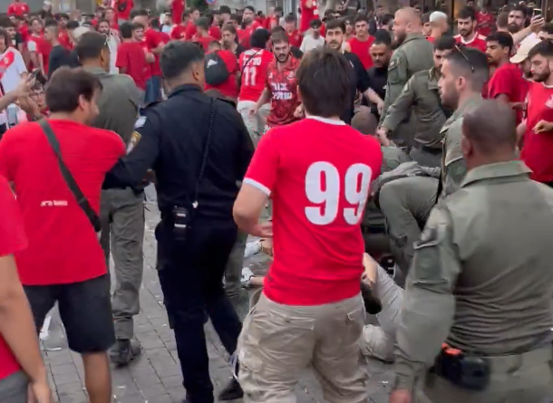 VIDEO. Derby-ul dintre Hapoel şi Maccabi Tel Aviv, anulat după confruntări violente între suporteri