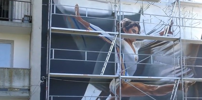 Cea mai mare pictură murală dedicată Nadiei Comăneci, în orașul natal al gimnastei, Onești, va fi inaugurată în curând